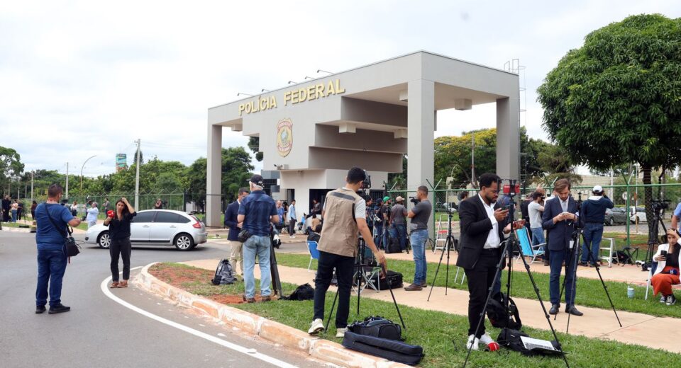 Imprensa mundial noticia a prisão do ex-presidente Jair Bolsonaro