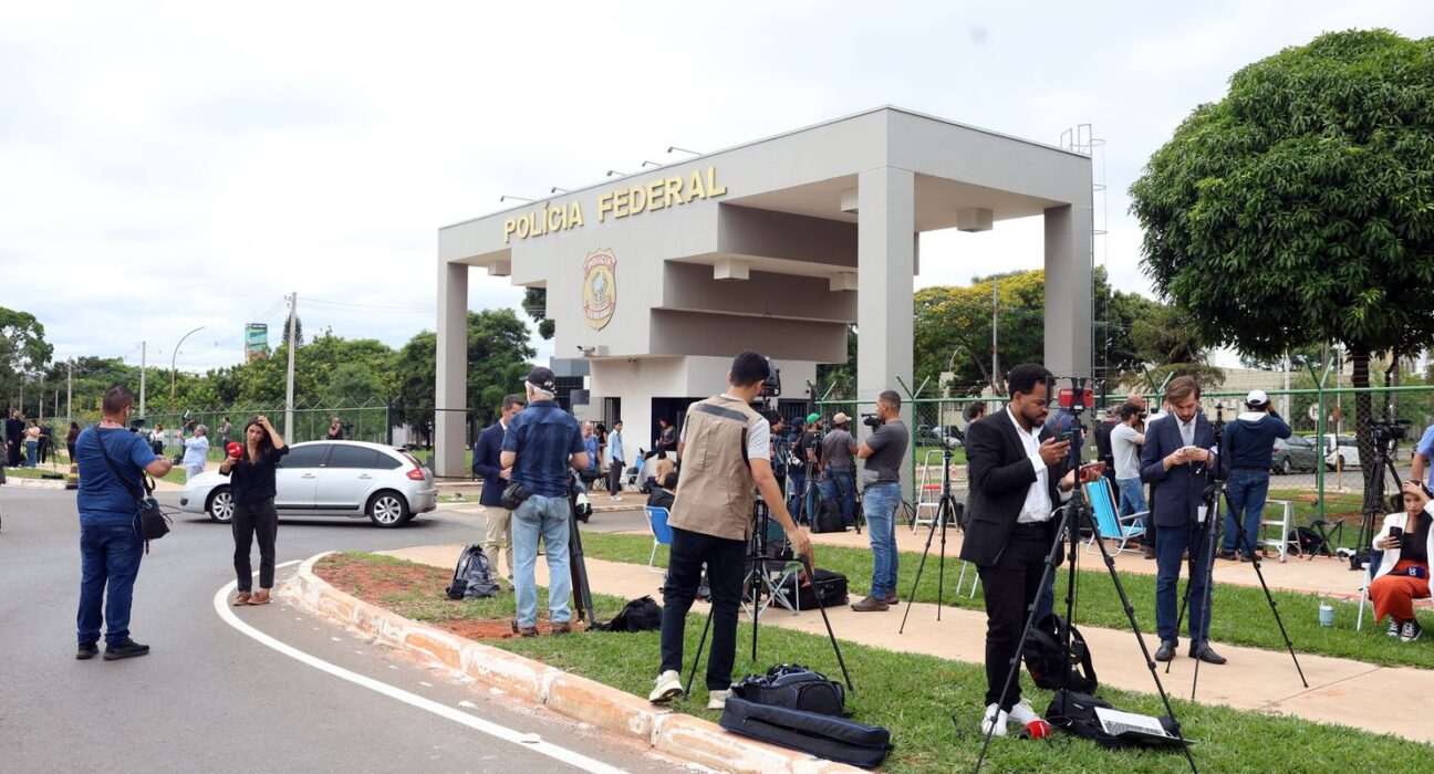 Alexandre de Moraes autoriza visita de Michelle a Jair Bolsonaro na PF