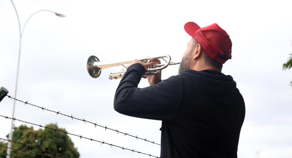 Manifestantes favoráveis e contrários a Bolsonaro fazem atos na PF