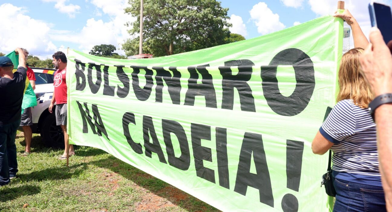 Saiba os crimes cometidos por Bolsonaro e 6 aliados na trama golpista