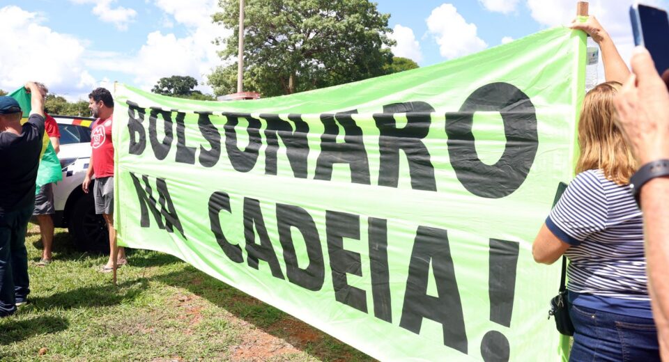 Saiba os crimes cometidos por Bolsonaro e 6 aliados na trama golpista