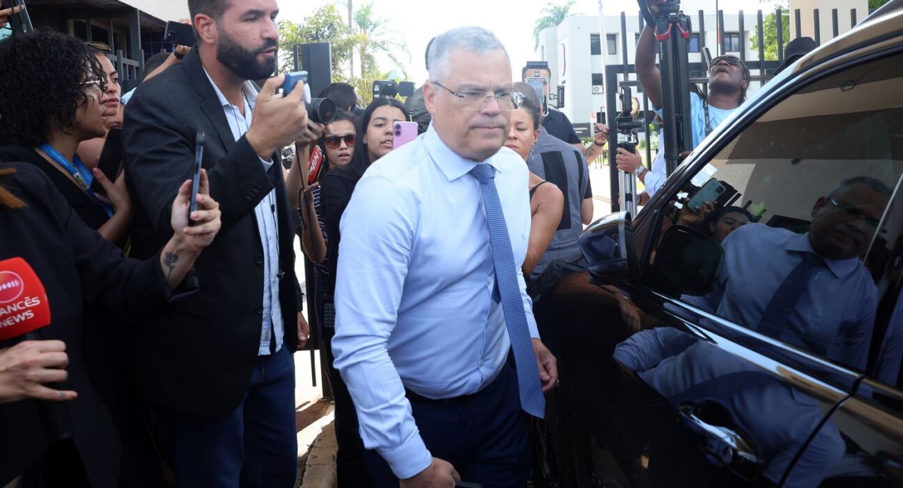 Defesa de Bolsonaro diz que tornozeleira humilha e nega plano de fuga