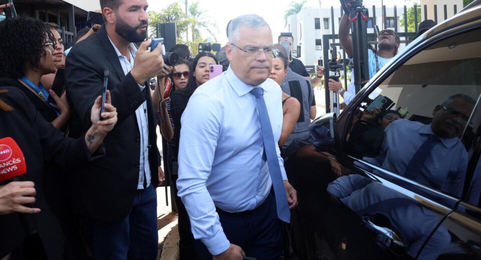 Defesa de Bolsonaro diz que tornozeleira humilha e nega plano de fuga