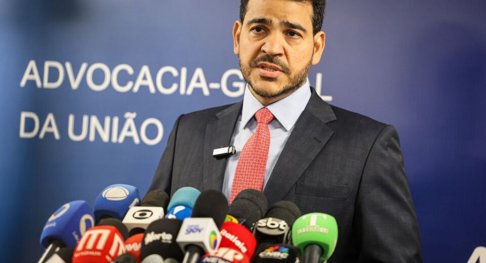 Lula indica Messias para vaga de Barroso no STF