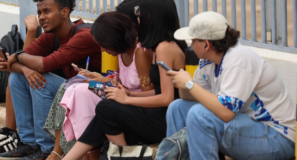 Pesquisa indica mulheres jovens mais progressistas que homens