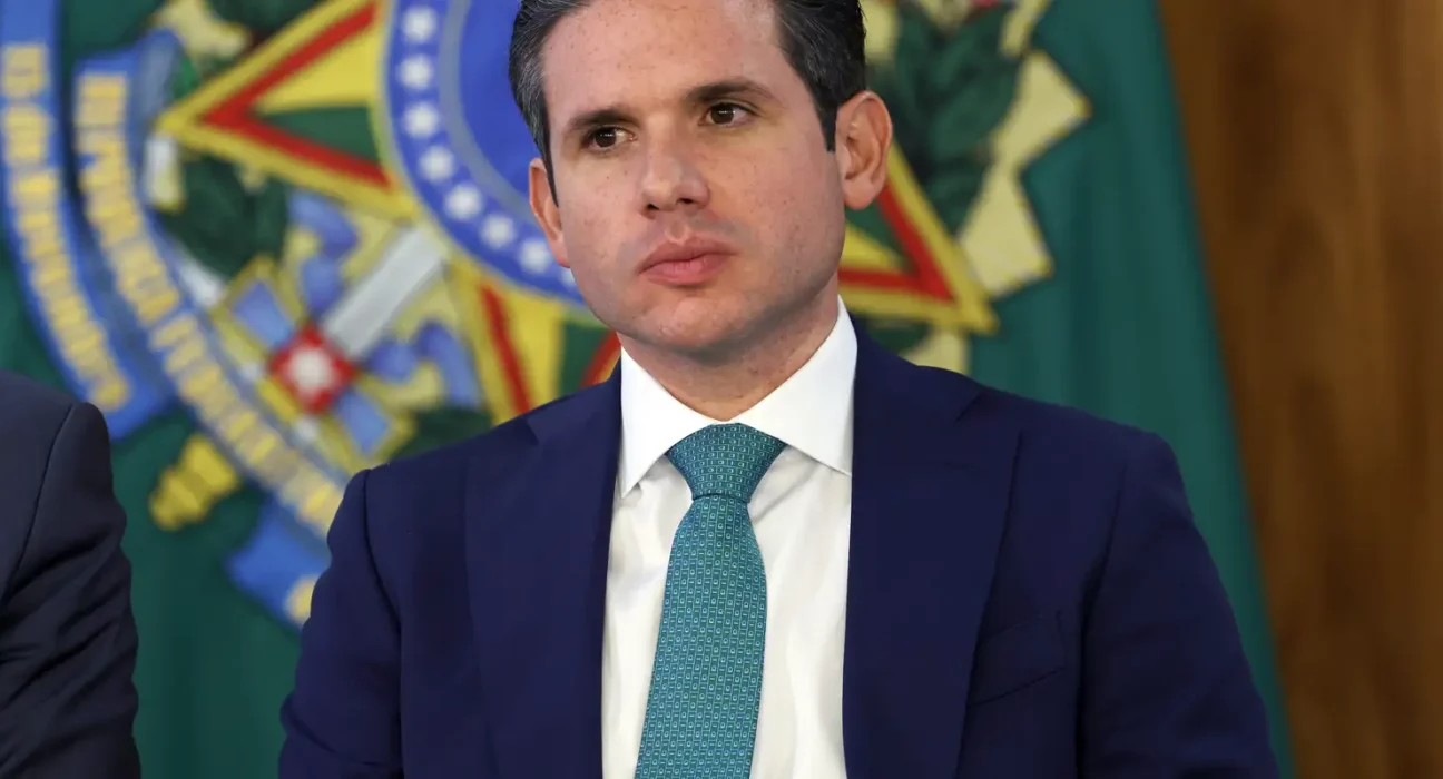 Com fuga de Ramagem, Motta proíbe deputados de votarem do exterior