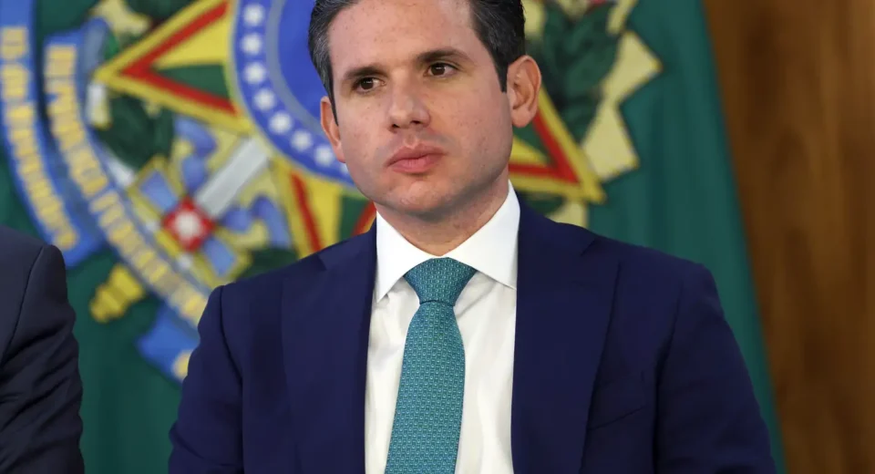 Com fuga de Ramagem, Motta proíbe deputados de votarem do exterior