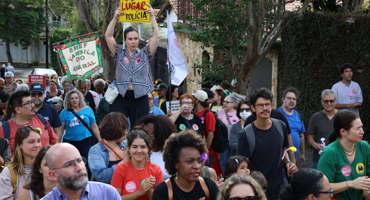 Manifestantes protestam contra entrada de PMs armados em escola de SP