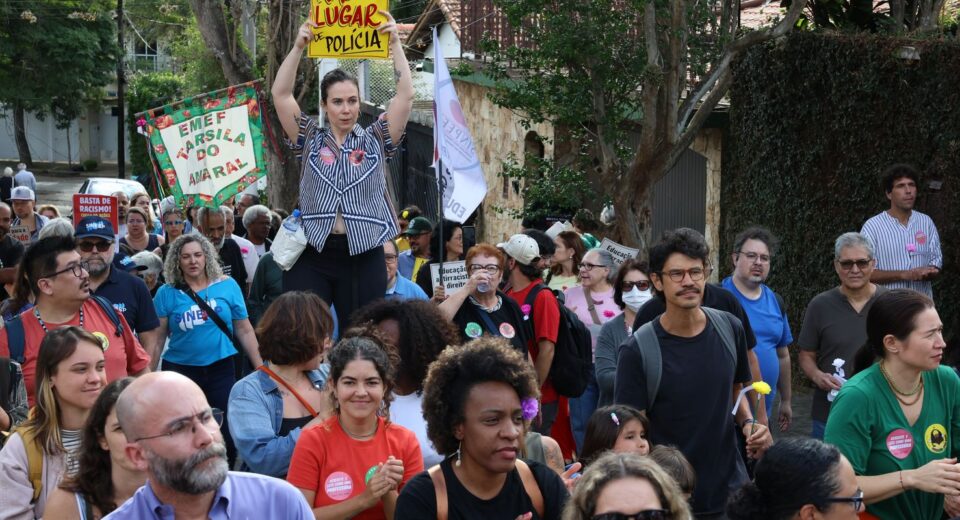 Manifestantes protestam contra entrada de PMs armados em escola de SP