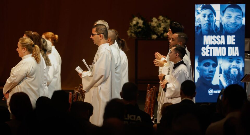 Missa de 7º dia homenageia policiais mortos em operação no Rio