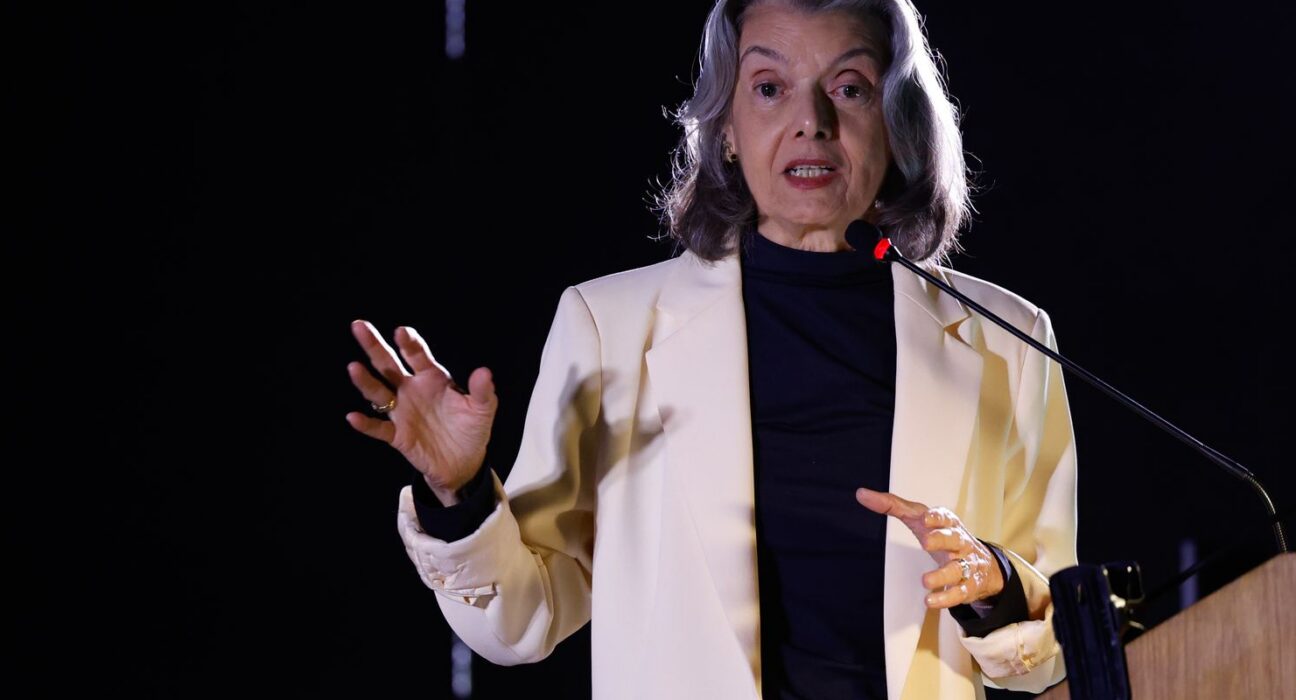 Carmén Lúcia: "ditadura é como erva daninha que precisa ser cortada"