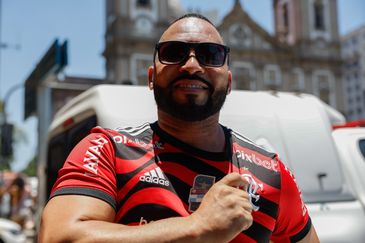 Rio de Janeiro (RJ), 30/11/2025 - Eusébio Carlos André Vicente, torcedor do Flamengo, comemora título da Copa Libertadores, no centro da cidade. Foto: Fernando Frazão/Agência Brasil