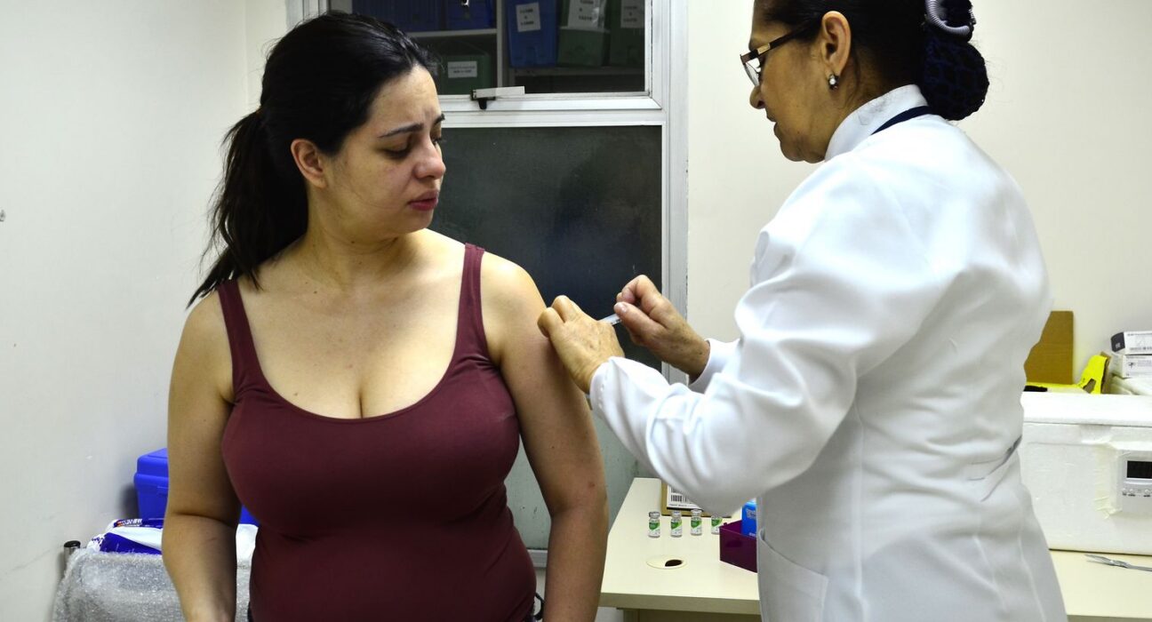 Saiba como será oferta de vacina que previne bronquiolite em bebês