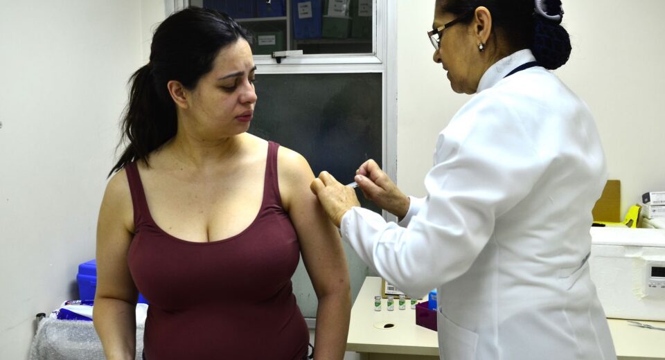 Saiba como será oferta de vacina que previne bronquiolite em bebês