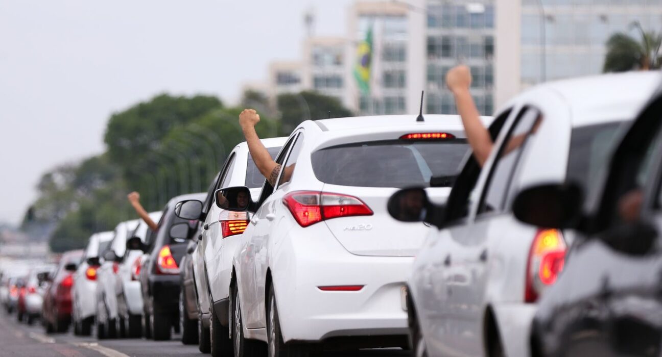 Motoristas de aplicativo caíram no “conto do vigário”, diz Sakamoto