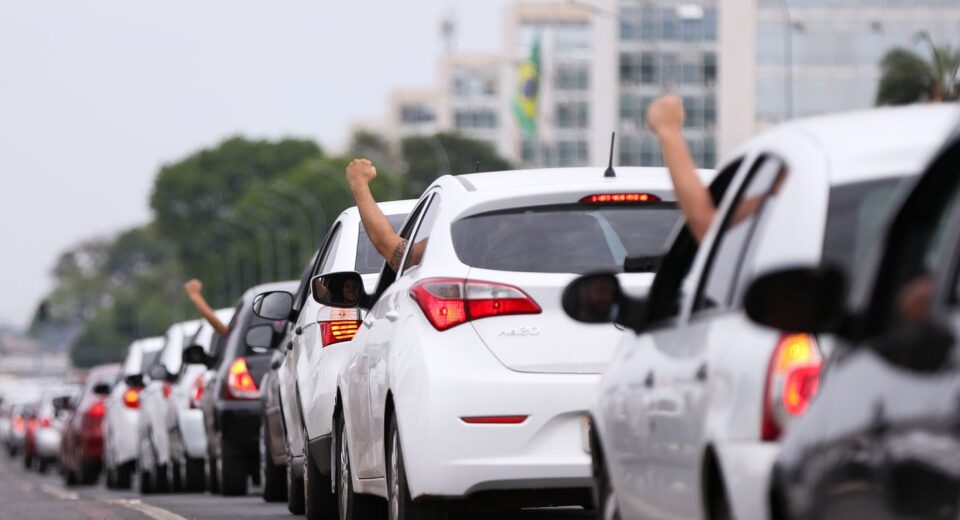 Motoristas de aplicativo caíram no “conto do vigário”, diz Sakamoto