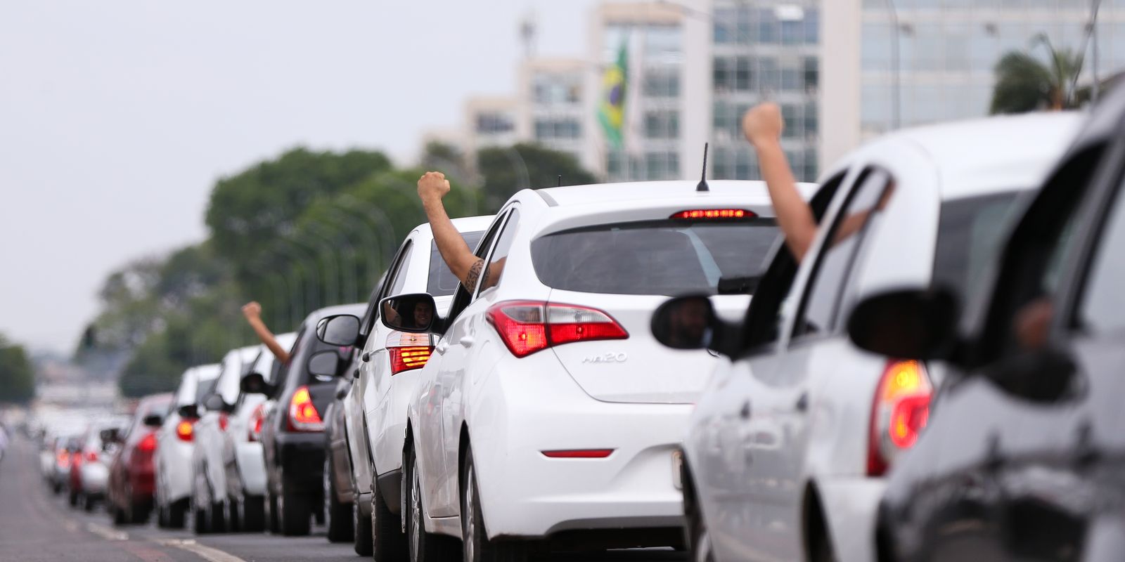 Motoristas de aplicativo caíram no “conto do vigário”, diz Sakamoto