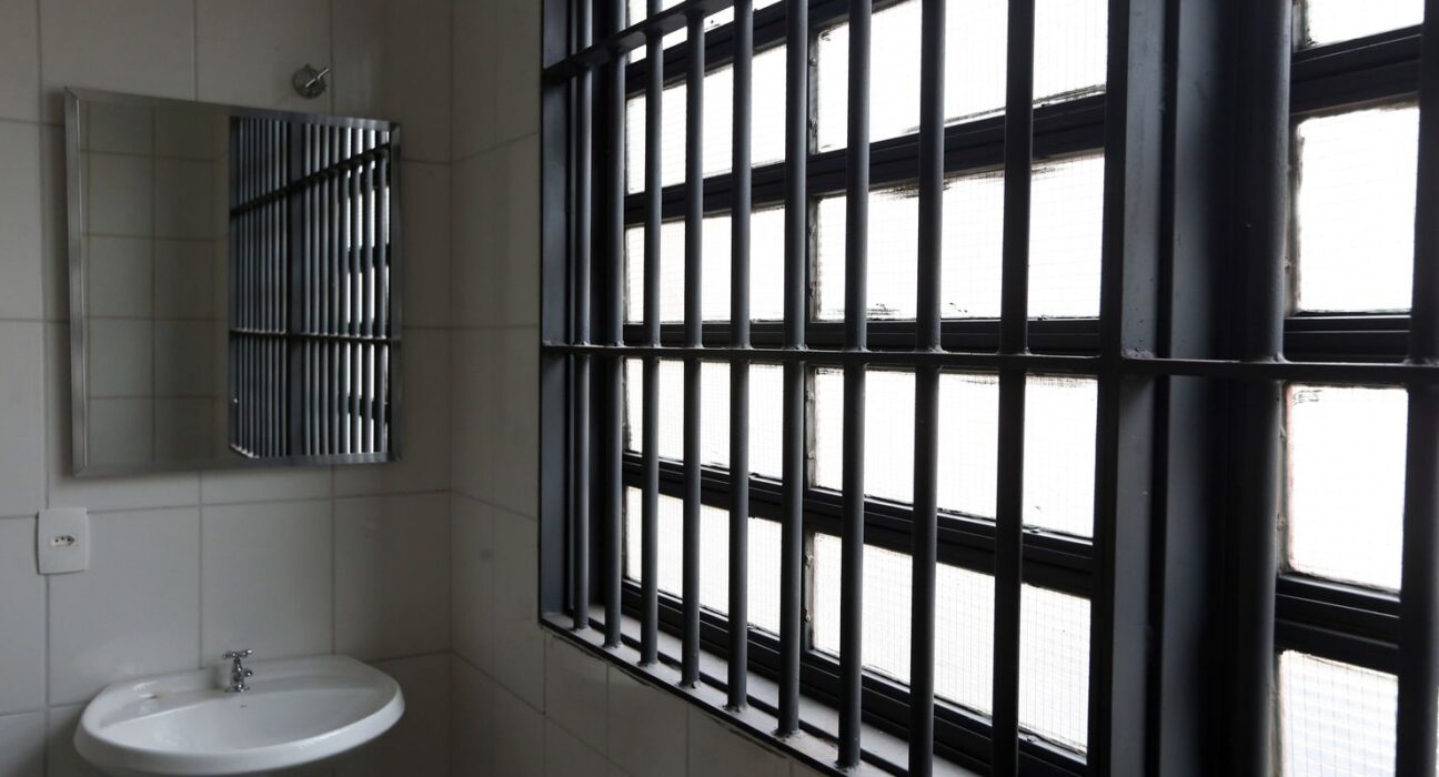 Crise climática expõe presos a ambientes insalubres, alerta DPU