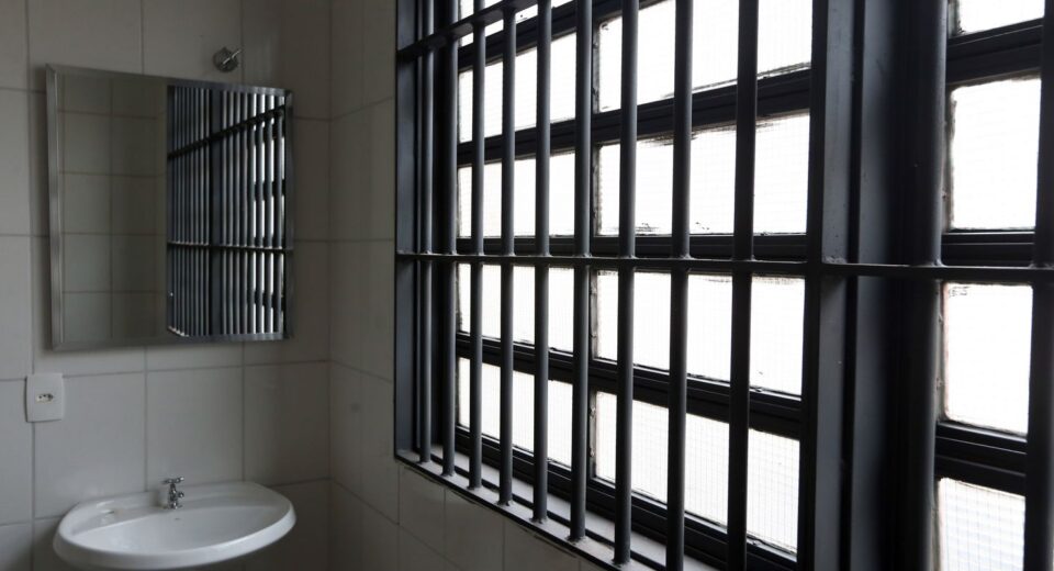 Crise climática expõe presos a ambientes insalubres, alerta DPU