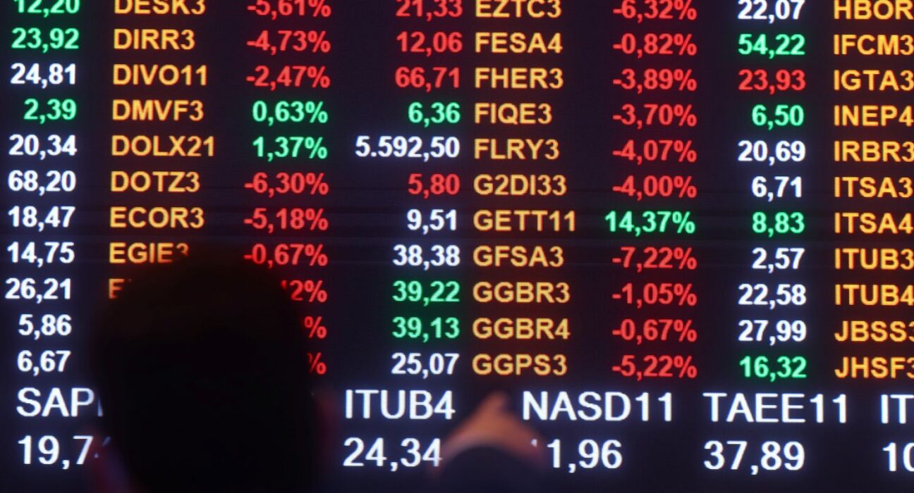 Bolsa sobe pela 14ª vez seguida e ultrapassa os 155 mil pontos