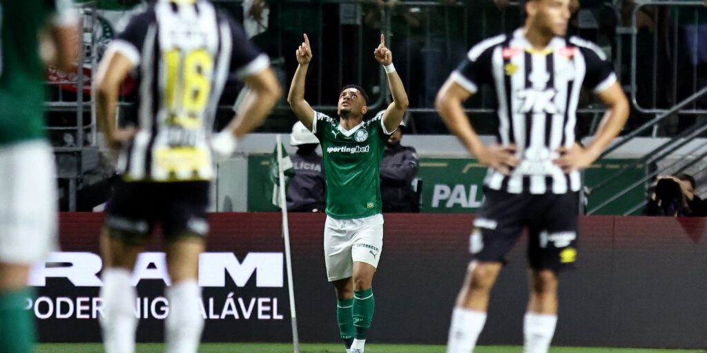 Vitor Roque decide e Palmeiras vence clássico com Santos no Brasileiro