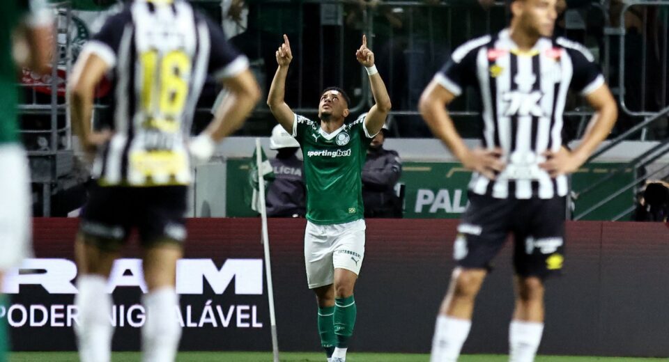Vitor Roque decide e Palmeiras vence clássico com Santos no Brasileiro