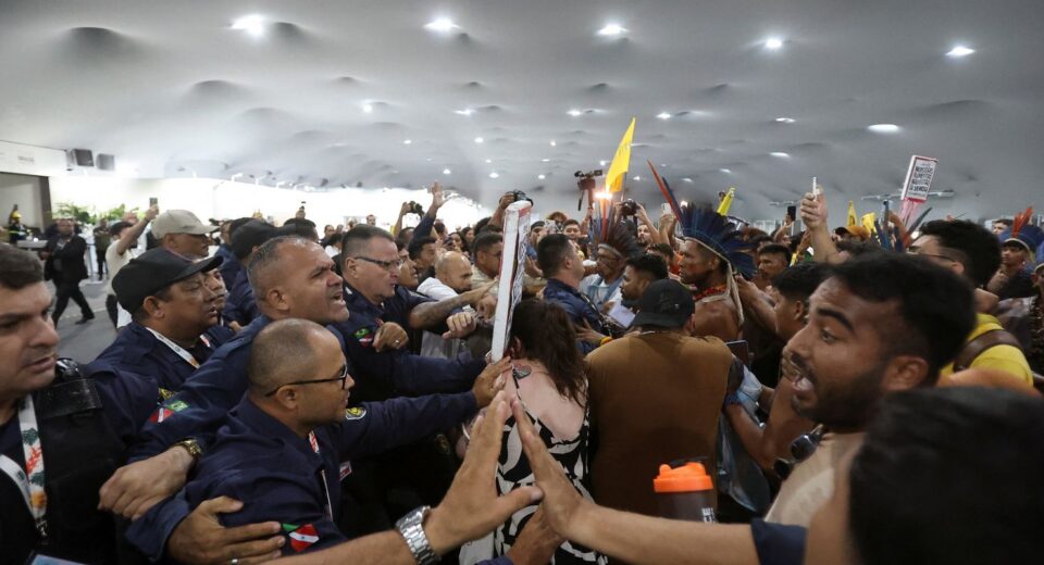 COP30: Manifestantes confrontam segurança para entrar em área restrita