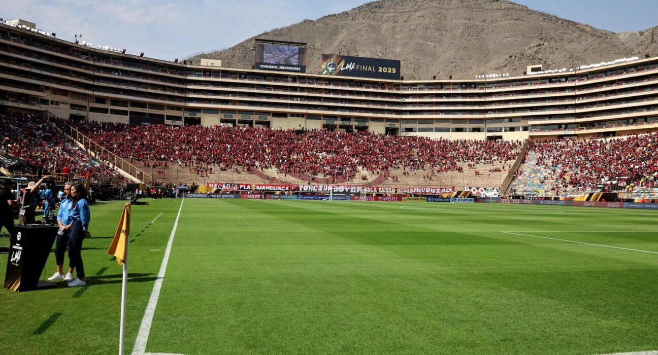 Ônibus atrasa e final da Libertadores começará às 18h30 (de Brasília)