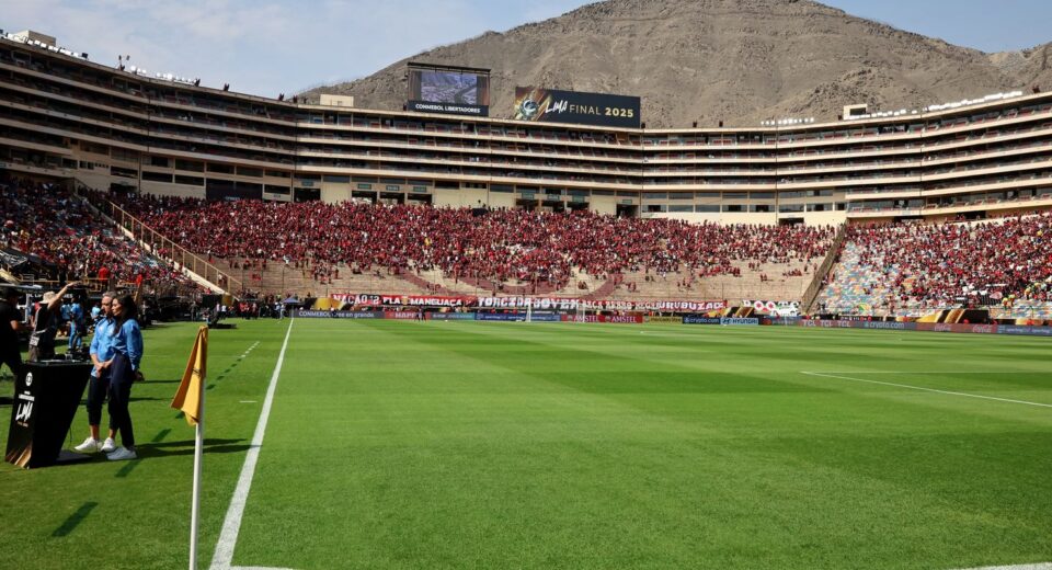 Ônibus atrasa e final da Libertadores começará às 18h15 (de Brasília)
