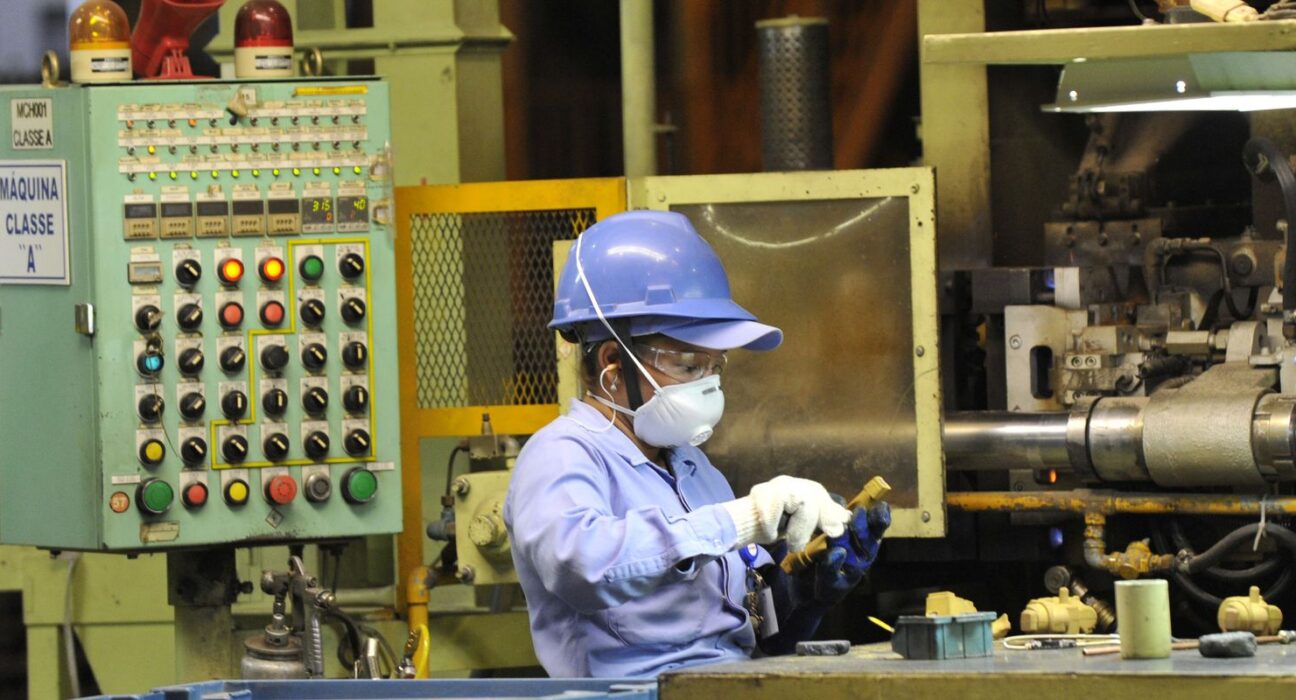 Produção industrial recua 0,4% em setembro, mostra IBGE