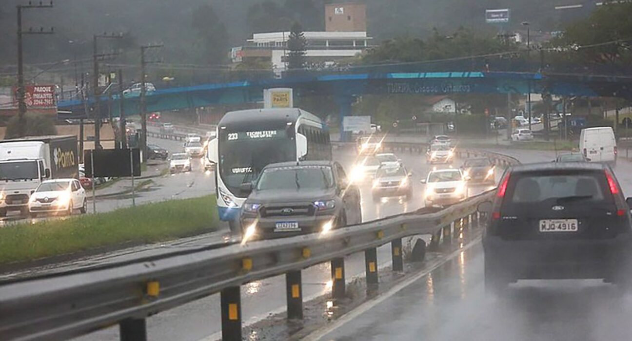 Frente fria deve causar temporais e rajadas de vento em SC