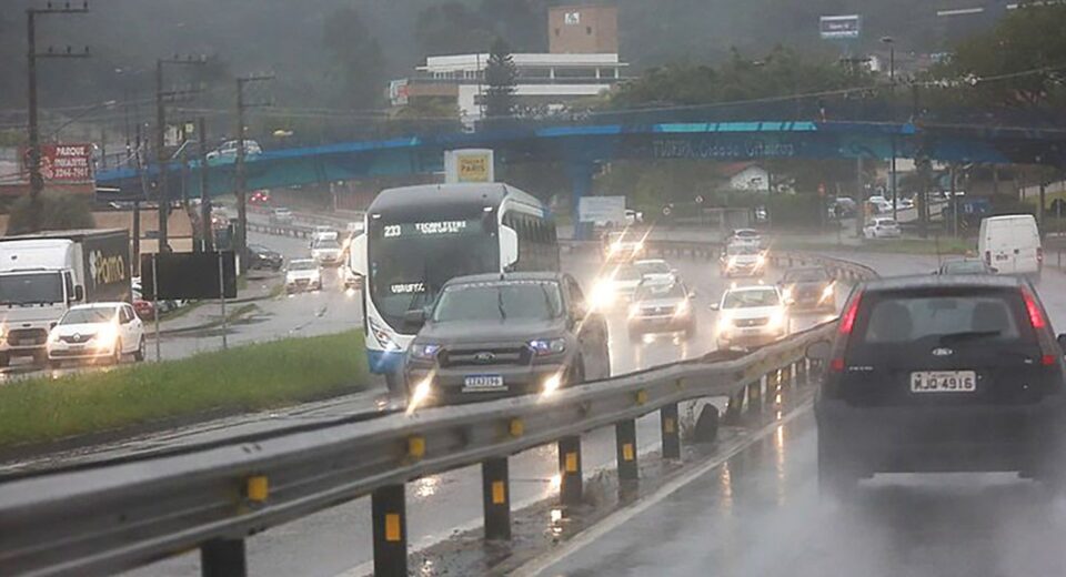 Frente fria deve causar temporais e rajadas de vento em SC