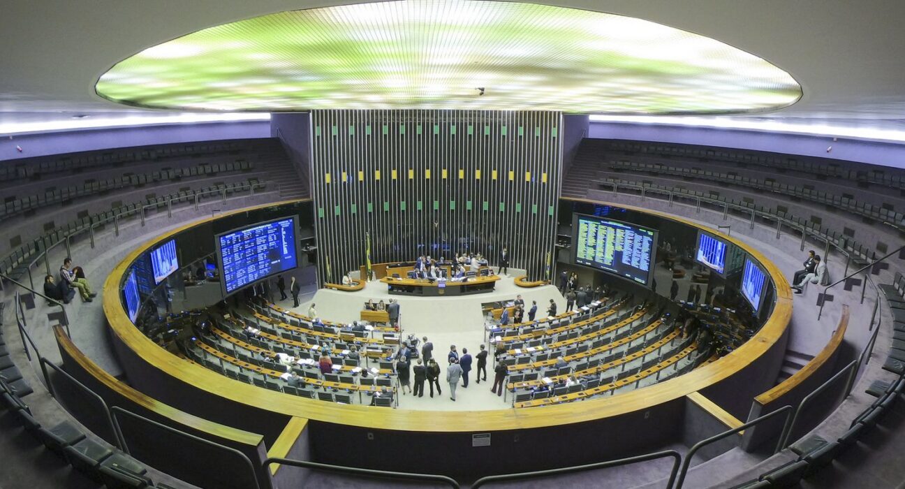 Parlamentares se dividem entre apoios e críticas à prisão de Bolsonaro