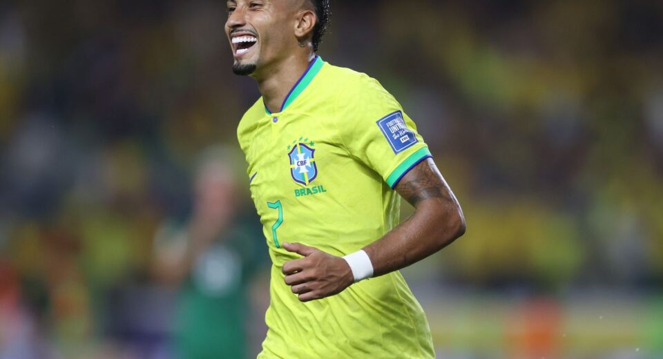 Brasileiro Raphinha é finalista do prêmio de melhor do mundo da Fifa