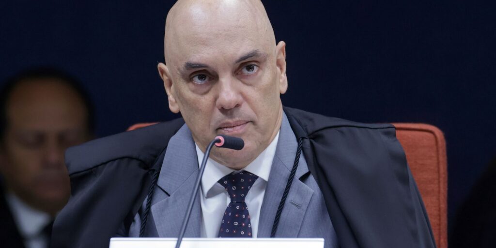 Moraes vota para manter execução das penas de Bolsonaro e demais réus