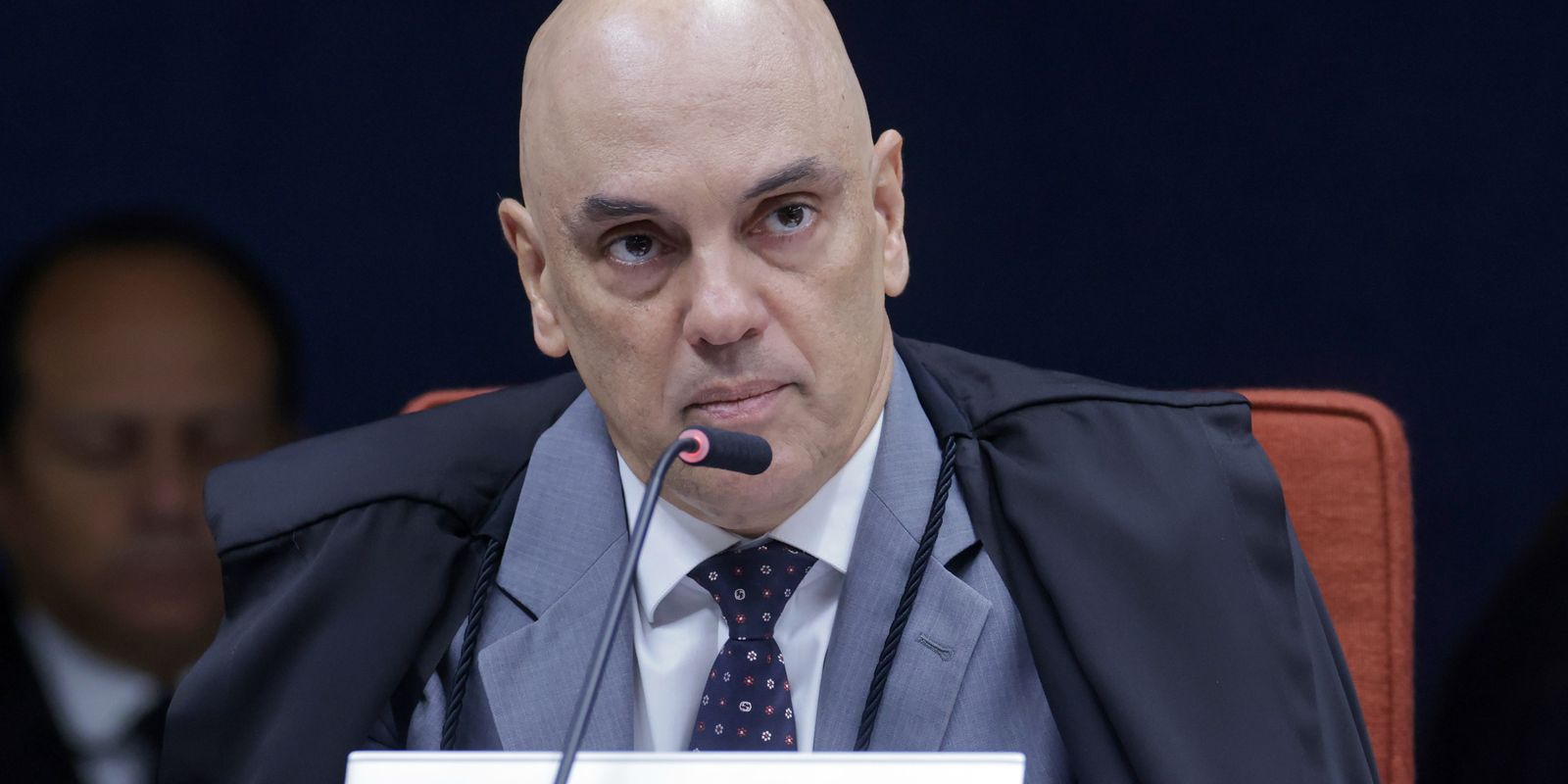 Moraes vota para manter execução das penas de Bolsonaro e demais réus
