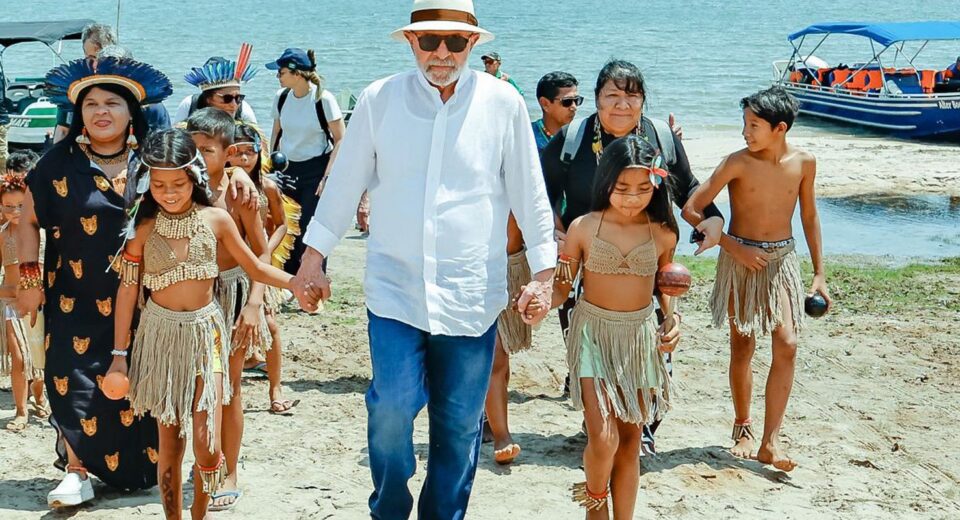 Lula visita aldeia indígena e promete energia para 4,3 mil famílias