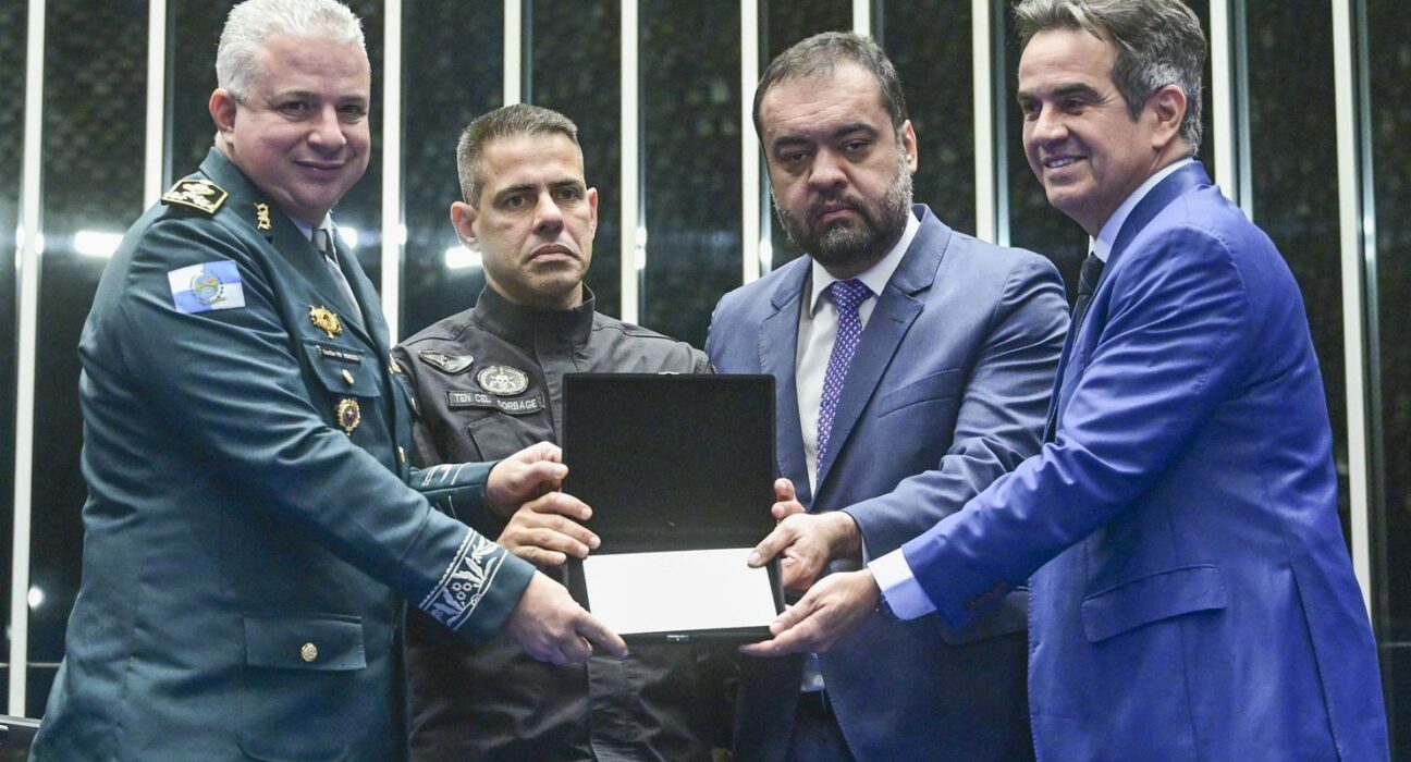 Congresso homenageia policiais mortos durante a Operação Contenção
