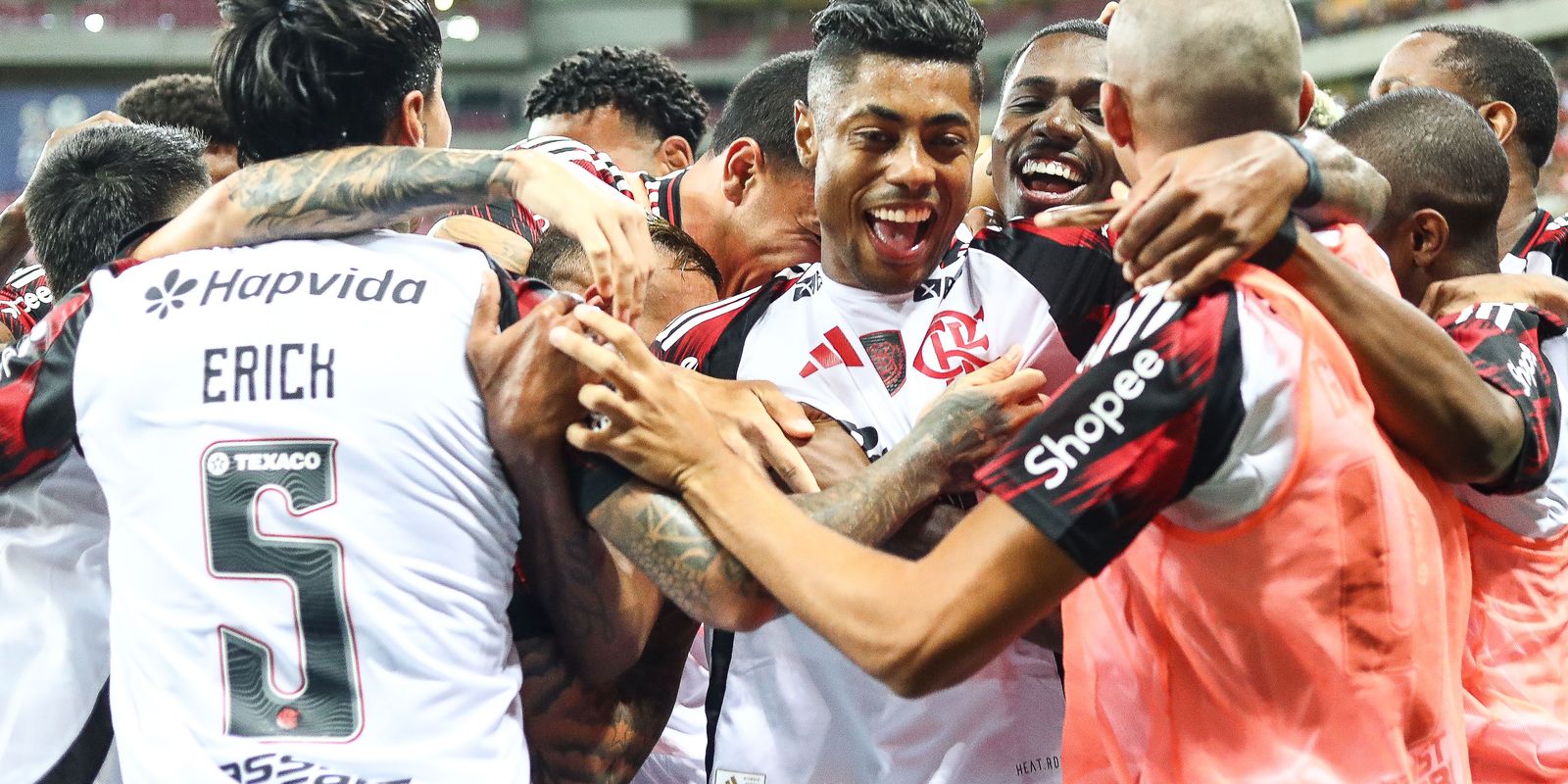Flamengo goleia Sport e assume liderança; Palmeiras derrota Santos