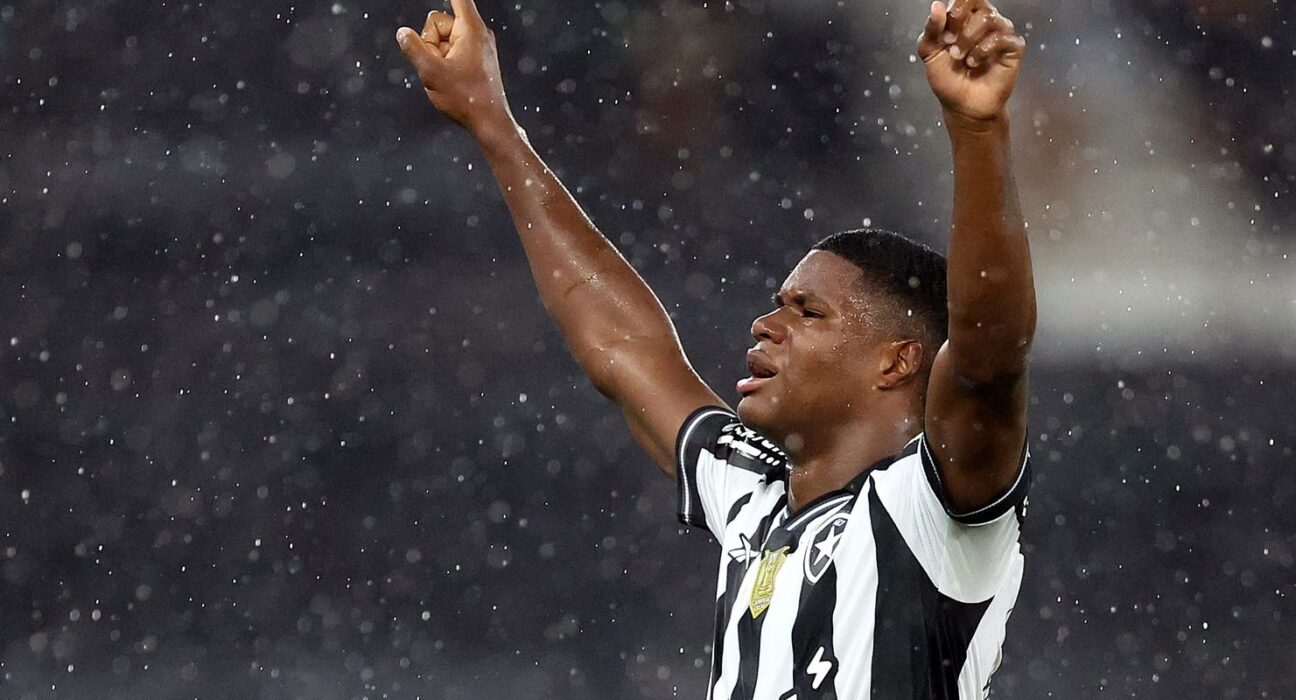 Panamenho José Kadir leva Botafogo à vitória no Brasileiro