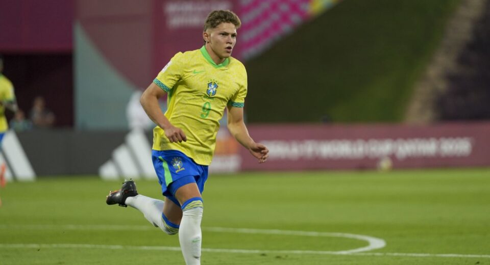 Brasil marca no último minuto e garante vaga na semi do Mundial Sub-17