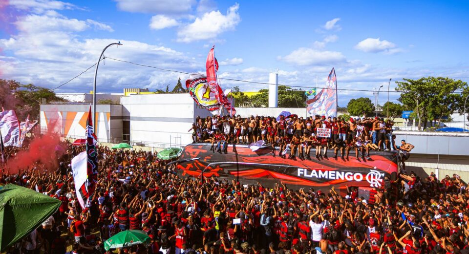 Flamengo embarca para final da Libertadores com festa da torcida