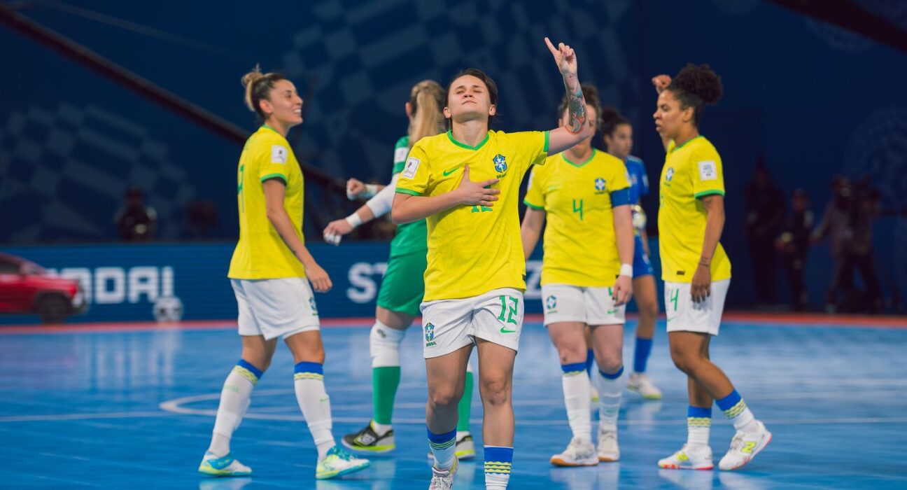 Brasil goleia Itália e está nas quartas da Copa do Mundo de futsal