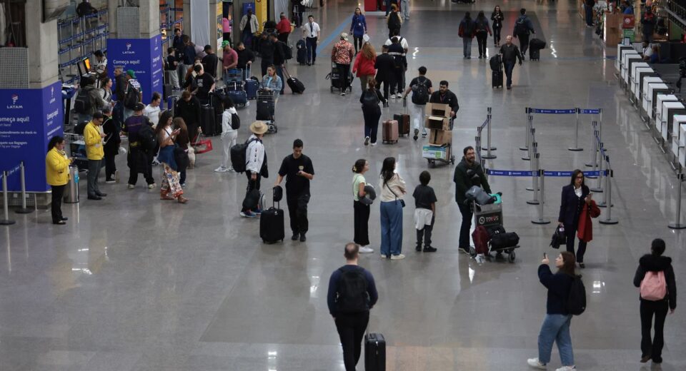 Turismo internacional no Brasil bate recorde em 2025