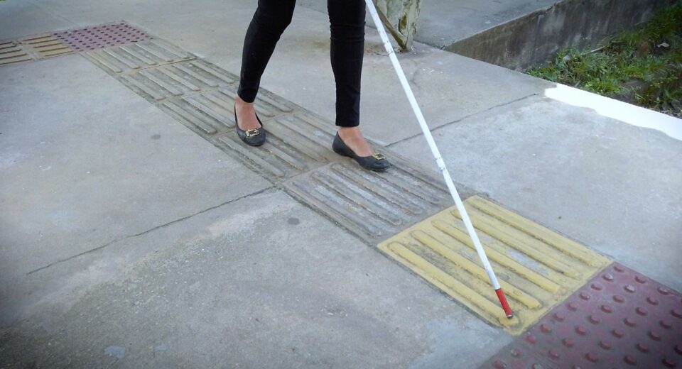 Hoje é Dia: Dezembro Vermelho, pessoas com deficiência e samba em foco