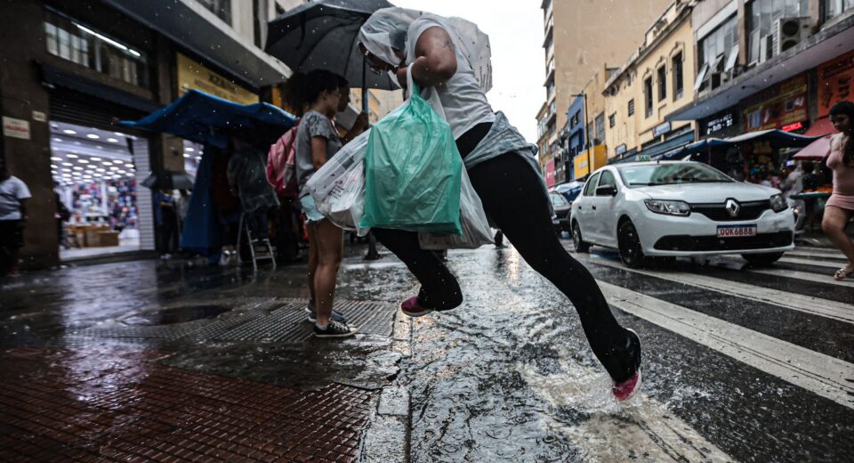 Defesa Civil de São Paulo alerta para fortes tempestades neste sábado