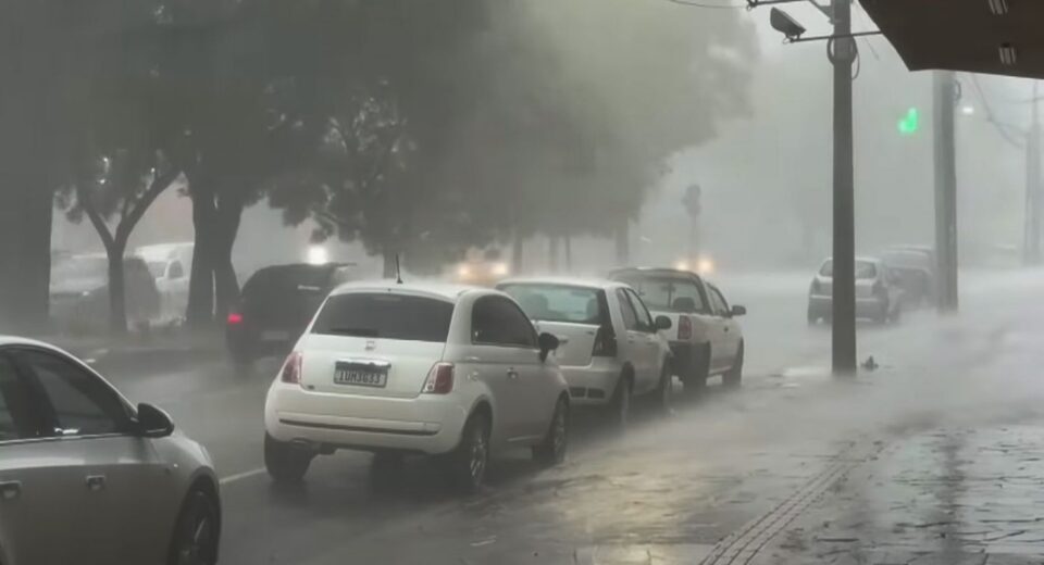 Chuvas e ventos fortes voltam a causar estragos em cidades do RS