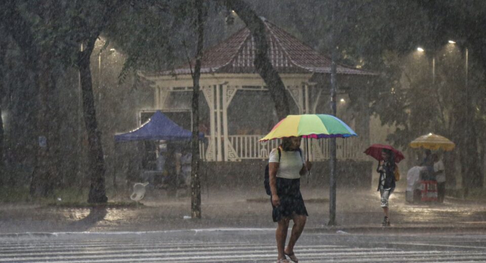 Inmet alerta para tempestades em três estados até amanhã; veja onde