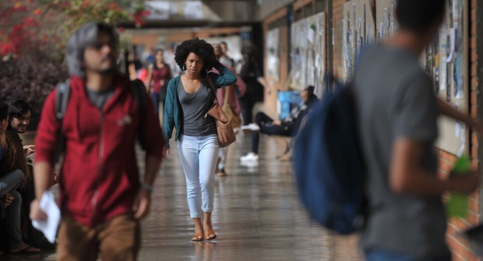 Concluintes de cursos de tecnologia fazem Enade 2025 neste domingo