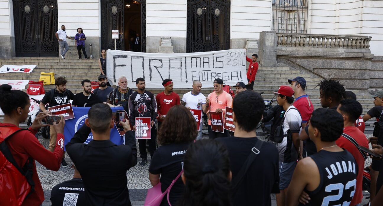 Entregadores protestam contra modalidade nova de trabalho do iFood